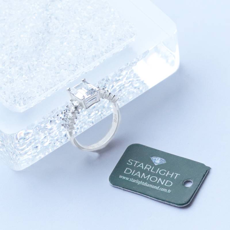 Ortası Baget Taşlı Mini Mekik Modeli Starlight Diamond Gümüş Yüzük