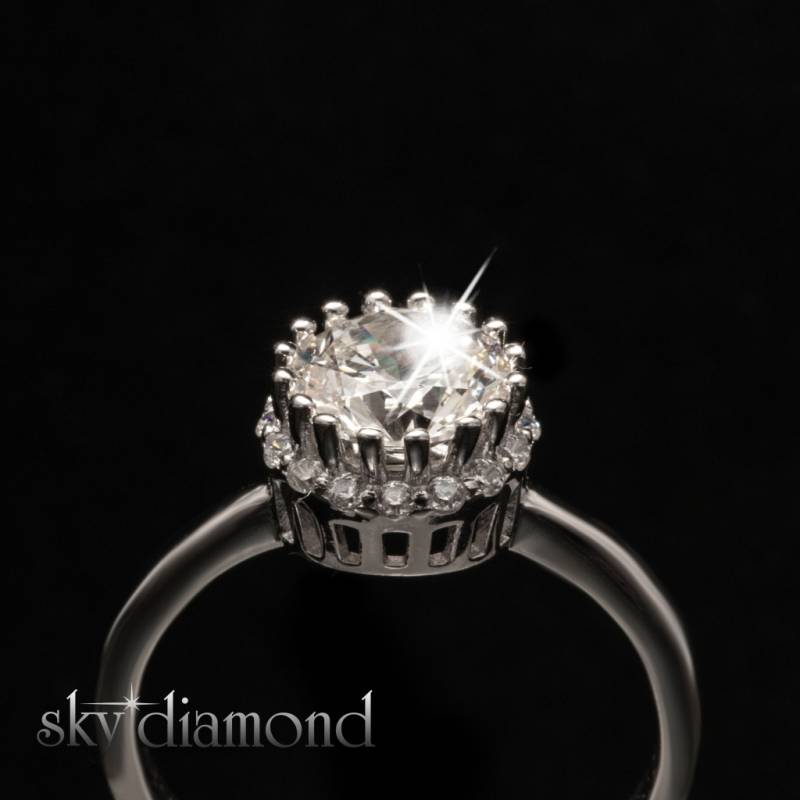 Sky Diamond Etrafı Pırıltılı Taşlarla Süslenmiş 1.25ct Tek Taş