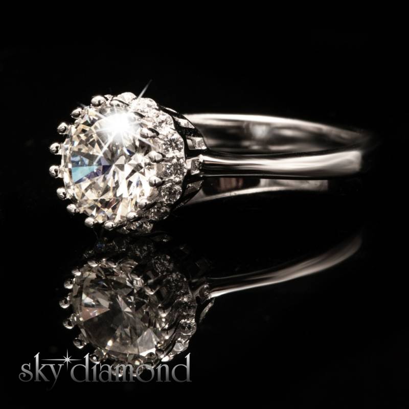 Sky Diamond Etrafı Pırıltılı Taşlarla Süslenmiş 1.25ct Tek Taş