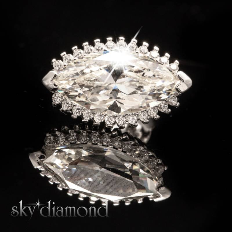 Sky Diamond Etrafı Pırıltılı Taşlarla Süslenmiş Mekik Montür Vidalı Küpe